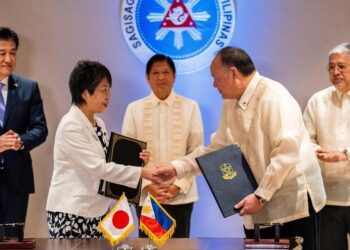 MENTERI Luar Jepun, Yoko Kamikawa (kiri) dan Menteri Pertahanan Filipina, Gilberto Teodoro berjabat tangan selepas menandatangani Perjanjian Akses Timbal Balik (RAA), di Manila.- AGENSI