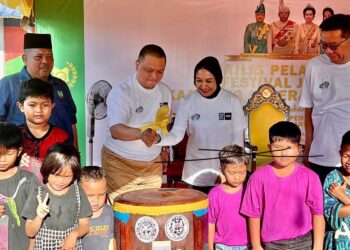 TUANKU Syed Faizuddin Putra Jamalullail berkenan berangkat menyempurnakan perasmian festival jelajah Kampung Seberang Ramai di Kampung Nelayan Warna-Warni Seberang Ramai, Kuala Perlis semalam.-UTUSAN