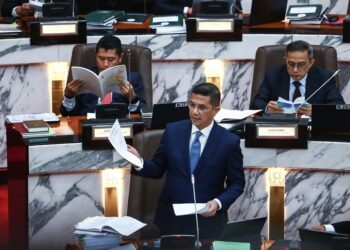 MOHAMED Azmin Ali membahaskan Kajian Separuh Penggal Rancangan Selangor 1 (RS1) pada Mesyuarat Kedua Penggal Ke-15 DUN Selangor, di Shah Alam, Selangor, semalam. - UTUSAN / AFIQ RAZALI