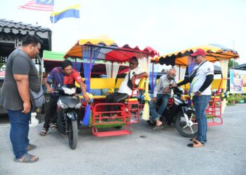 SEORANG nelayan, Mohd Haszaidi Hassan (dua dari kiri) mampu menjana pendapatan sehingga RM10,000 dengan mengusahakan perkhidmatan ‘choley’ di Kampung Warna-Warni Seberang Ramai, Kuala Perlis.-UTUSAN/IZLIZAN OTHMAN