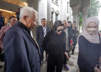 BUNG Moktar Radin (kiri) dan Zizie Izette A. Samad (tengah) hadir di Mahkamah Rayuan Putrajaya bagi rayuan pendakwa raya terhadap pembebasan mereka berkaitan tuduhan rasuah. UTUSAN/FAISOL MUSTAFA