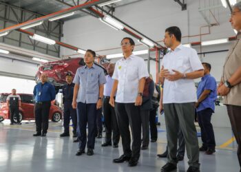 TENGKU Sarafudin Badlishah Sultan Sallehuddin (tengah) mendengar penerangan mengenai Pusat 3S Perodua daripada Ismail Lall Khan (dua kanan) di Titi Gajah, Alor Setar. -UTUSAN/SHAHIR NOORDIN