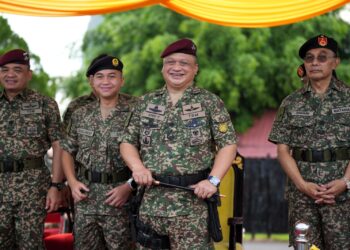 TUANKU Syed Faizuddin Putra Jamalullail (dua dari kanan) berkenan menyampurnakan Majlis Perbarisan Sempena Hari Ulang Tahun Askar Wataniah (HUT AW) Ke-66 di Padang Kawad Rejimen 504 Askar Wataniah di Kem Bukit Keteri, Padang Besar, Perlis. -UTUSAN