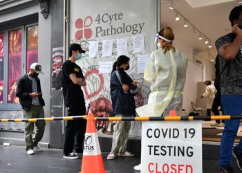 ORANG ramai beratur bagi menunggu giliran untuk melakukan saringan Covid-19 di Melbourne, Australia.-AGENSI