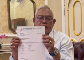 NOH Omar menunjukkan surat keahlian Bersatu.