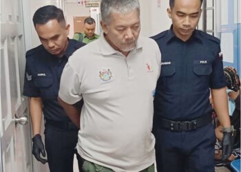 ROSLAN Abas (tengah) didakwa di Mahkamah Sesyen Johor Bahru semalam, atas dakwaan mengabaikan anak lelakinya dengan membiarkannya tidur di kaki lima rumah mereka.