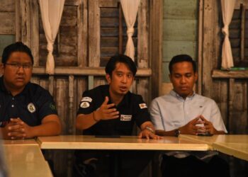 ADAM Adli Abd. Halim (tengah) bersama Majlis Belia Negeri Perlis di Bunker Kafe di Arau, Perlis semalam.- UTUSAN/IZLIZAN OTHMAN