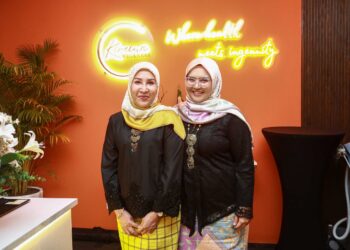 AZIZAH dan Aina semasa majlis pra
pelancaran spa di Shah Alam, baru-baru ini.