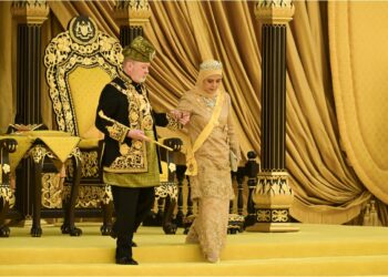 SULTAN Ibrahim memimpin Raja Permaisuri Agong, Raja Zarith Sofiah turun singgahsana selepas Istiadat Pertabalan baginda sebagai Yang di-Pertuan Agong Ke-17 di Istana Negara, semalam.