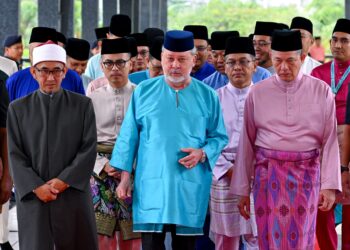 SULTAN Ibrahim berangkat menunaikan solat Jumaat dan mendengar Khutbah Jumaat Khas bersempena Istiadat Pertabalan Yang di-Pertuan Agong ke-17 di Masjid Negara, semalam. – JABATAN PENERANGAN MALAYSIA