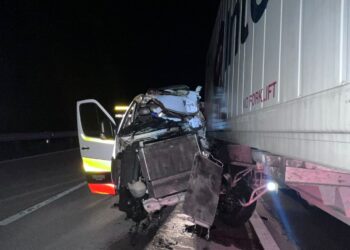 KEADAAN ambulans yang melanggar belakang sebuah treler di Lebuh Raya Utara Selatan (Plus) arah Utara, dekat Tapah hari ini. - UTUSAN/IHSAN PDRM