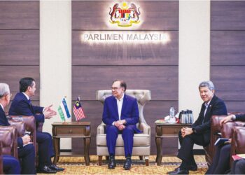 ANWAR Ibrahim menerima kunjungan hormat Menteri Luar Uzbekistan, Bakhtiyor Saidov (dua, kiri) 
di Pejabat Perdana Menteri di Parlimen, semalam. – JABATAN PENERANGAN MALAYSIA