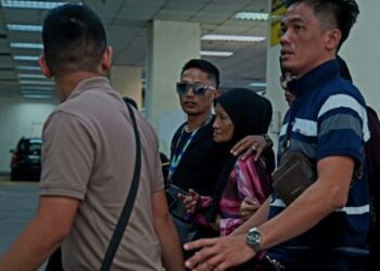 AHLI keluarga Nur Farah Kartini Abdullah tiba di Unit Forensik Hospital Sungai Buloh semalam untuk menunut jenazah bekas pelajar Universiti Pendidikan Sultan Idris (UPSI) itu.