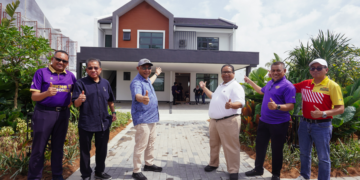 MAHMUD Abbas (tiga kiri) bergambar dengan kediaman Residensi Aludra pada Majlis Pelancaran Residensi Aludra di Cyberjaya di sini, baru-baru ini.-UTUSAN/FAISOL MUSTAFA