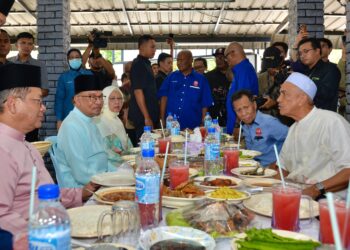 PERDANA Menteri, Datuk Seri Anwar Ibrahim ketika makan tengahari sebelum menunaikan solat jumaat di Medan Selera Jalan Raja Muda Abdul Aziz di sini hari ini. - UTUSAN/SYAKIR RADIN