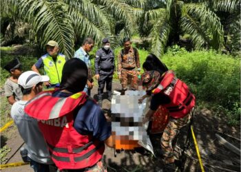 MAYAT mangsa maut dibaham buaya ditemukan di Kampung Sobak Perpaduan, Kinabatangan hari ini. - IHSAN BOMBA