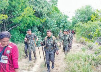 ANGGOTA Batalion Kesembilan Rejimen Renjer Diraja, Taiping  dan sukarelawan menyertai pencarian dua lelaki hilang di hutan paya bakau Sungai Tuntung Pantai Remis semalam. – UTUSAN/WAT KAMAL ABAS