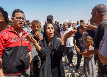 TIADA apa yang tinggal di kawasan Khan Yunis selepas diserang oleh tentera Israel di Gaza, semalam. -AFP