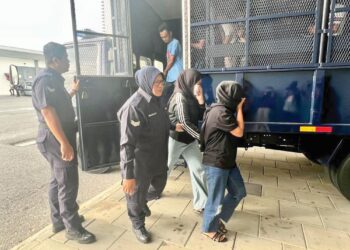 DUA tertuduh yang berdepan pendakwaan atas kesalahan eksploitasi seks melibatkan dua remaja bawah umur pada 2 Julai lalu dibawa masuk ke Kompleks Mahkamah Kangar, Perlis, semalam. – UTUSAN/ASYRAF MUHAMMAD