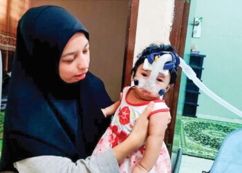 NUR Hasnadia Mohamad bersama anaknya, Nur Afeeya Haura Abdullah Syahid ketika ditemui di Taman Rhu, Tikam Batu, Sungai Petani, Kedah semalam. – UTUSAN/NUR SYAZWANA MANSOR