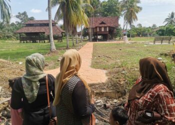 PELANCONG hanya melihat dari jauh Rumah Datuk Maharajalela yang sudah dibaik pulih selepas tidak dibenarkan masuk melawat di Kompleks Pasir Salak, Perak semalam. – UTUSAN/AIN SAFRE BIDIN