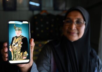 MAZNAH Mat menunjukkan gambar Yang di-Pertuan Agong Ke-17, Sultan Ibrahim yang memakai persalinan songket hasil tenunannya pada upacara pertabalan, baru-baru ini. – UTUSAN/KAMALIZA KAMARUDDIN