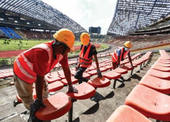 Pekerja membuat kerja-kerja pembersihan sebelum perobohan secara berperingkat Stadium Shah Alam yang ditetapkan di Stadium Shah Alam, Selangor semalam. – UTUSAN/AFIQ RAZALI