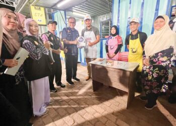 DZULKEFLY Ahmad (lima dari kanan) menyerahkan plak pengiktirafan Bersih dan Selamat (BeSS) kepada salah seorang peniaga sewaktu Program Walkabout Premis Bersih, Bebas Asap (BeBAs) di Kompleks Komalaut 2, Kuala Perlis, Perlis, semalam. – UTUSAN/ASYRAF MUHAMMAD