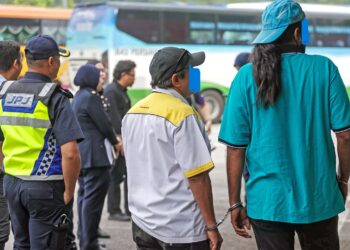 TIGA daripada 49 pemandu bas persiaran dan bas ekspres didapati positif dadah dalam ujian air kencing dalam operasi bersepadu beberapa agensi di Lebuh Raya Karak, semalam.