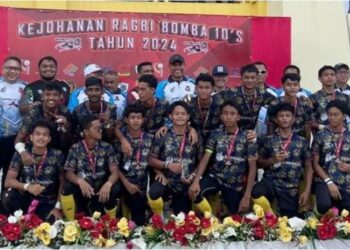 NOR Hisham Mohammad (belakang, tengah) bergambar bersama pemain pasukan
Sekolah Sukan Malaysia Pahang selepas majlis penyampaian hadiah Kejohanan Ragbi Bomba 10's Piala Ketua Pengarah JBPM di Kuala Nerus, kelmarin.