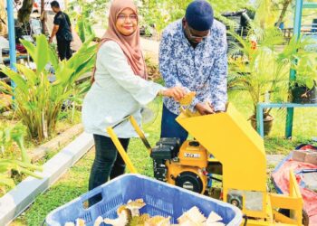 DR. ROSNAH Shamsudin memasukkan kulit durian ke dalam mesin pencincang M’SReD sebelum ia digaulkan Bersama tinja haiwan seterusnya dijadikan kompos untuk kegunaan pada tanaman pertanian.