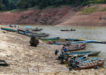 Paras air Tasik Gubir yang menempatkan Empangan Muda di Kedah mengalami penyusutan drastik akibat cuaca panas dan musim kemarau ketika ini. – MINGGUAN/SHAHRIR NOORDIN