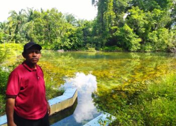 Kamardin Abd. Majid menunjukkan kolam air panas yang terbiar diKampung Ara Panjang di Manong 
di Kuala Kangsar, Perak semalam.