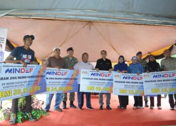 MOHAMED Khaled Nordin (tengah) bersama para penerima bantuan PJM MINDEF 2024 Peringkat Negeri Johor di Kampung Bukit, Sedili Besar, Kota Tinggi baru-baru ini.