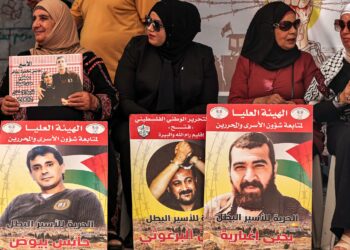 Sekumpulan wanita bersama poster pemimpin rakyat Palestin yang ditahan di penjara oleh rejim zionis dalam tunjuk perasaan di Ramallah, semalam. -AFP