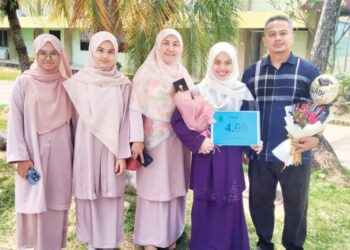 Nuramira Najwa Erwan (dua, kanan) bersama keluarganya selepas mendapat keputusan peperiksaan STPM 2023 dekat KISAS di Klang, Selangor, semalam. – UTUSAN /ABDUL RAZAK IDRIS
