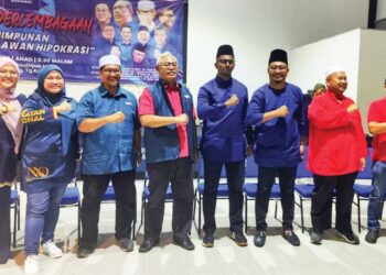 NOH Omar dan Nurul Syazwani Noh bersama bekas kepimpinan muda UMNO yang menyertai Parti Bersatu pada Himpunan Rakyat Lawan Hipokrasi dekat Tanjong Karang di  Kuala Selangor, malam semalam. – UTUSAN/ISKANDAR SHAH MOHAMED