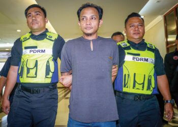 Yuseri Yusoff dibawa ke Mahkamah Majistret Kuala Lumpur semalam bagi menghadapi tuduhan menyalahgunakan wang berjumlah RM67,000. 
– UTUSAN/SADDAM YUSOFF