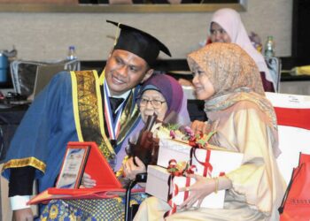 MUHAMMAD Johari Sahari memeluk ibunya, Aminah Aripin sambil diperhatikan isterinya, Nur Raihan Sahabudin pada Majlis Konvokesyen Ke-8 PMJB di Hotel KSL & Resort, Johor Bahru semalam.