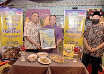 TUANKU Syed Faizuddin Putra Jamalullail (tengah) berkenan menyempurnakan pelancaran promosi masakan Perlis buat julung kalinya di Singapura, baru-baru ini.