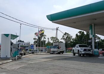 Stesen minyak di Pengkalan Hulu di sempadan Thailand lengang sejak kerajaan mengumumkan pengapungan harga subsidi diesel bulan lalu. - UTUSAN/NORLIA RAMLI