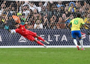 SEPAKAN Brazil Douglas Luiz berjaya dinafikan penjaga gol Uruguay Sergio Rochet pada penentuan penalti di aksi suku akhir Copa America di Stadium Allegiant, hari ini.-AFP