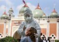 KAKITANGAN hospital menjalankan ujian saringan Covid-19 di Pattani, Thailand.- AFP
