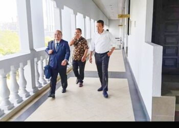 MOHD. Rasyidi Mohd. Said (baju putih) dan Mohd. Hussein Mohd. Nasir (tengah) hadir di Mahkamah Sesyen Kuala Lumpur bagi sebutan kes rasuah. – UTUSAN/NORLIZAH ABAS