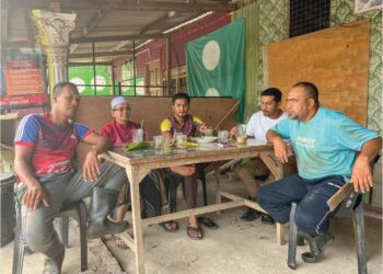 CALON Barisan Nasional, Mohd. Azmawi Abdul Ghani (dua, kiri) semasa menyantuni penduduk di DUN Nenggiri, Gua Musang, Kelantan.