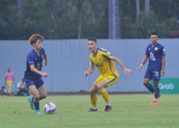 PEMAIN Negeri Sembilan FC, Takumi Sasaki (kiri) diasak seorang pemain Sri Pahang dalam perlawanan Liga Super di Temerloh semalam.-GAMBAR/NSFC