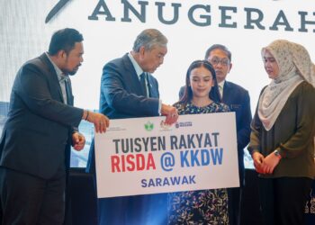 TIMBALAN Perdana Menteri, Datuk Seri Dr. Zahid Hamidi menyampaikan anugerah pada Majlis Apresiasi Pelajar Cemerlang Program Tuisyen Rakyat 2023, di sini hari ini. UTUSAN/SHIDDIEQIIN ZON