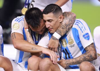 Angel Di Maria (kanan) tidak akan kembali ke Rosario untuk menamatkan karier bola sepaknya. – AFP