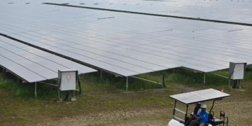 SEBAHAGIAN daripada 28 hektar kawasan loji Janakuasa Tenaga Solar yang berkapasiti 18.5 MW milik EPIC di Teluk Kalong, Kemaman. - UTUSAN/PUQTRA HAIRRY ROSLI