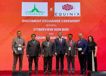 AMIRUDIN Shari (tiga dari kiri) pada majlis menandatangai MoU antara Cyberview dan Equinix Malaysia di Pusat Konvensyen Kuala Lumpur baru-baru ini.